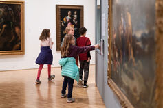 A group of elementary students visits the Eskenazi Museum of Art.